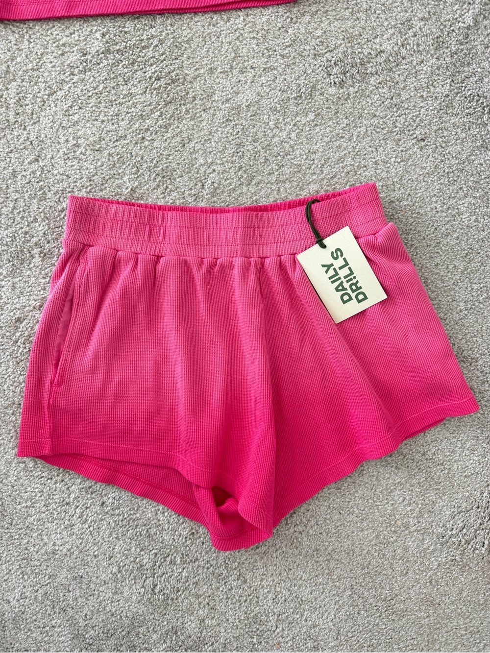 Daily Drills Thermal Resort Shorts Set with Tank in Sunsoaked Hot Shot size XS/S - Picture 3 of 6
